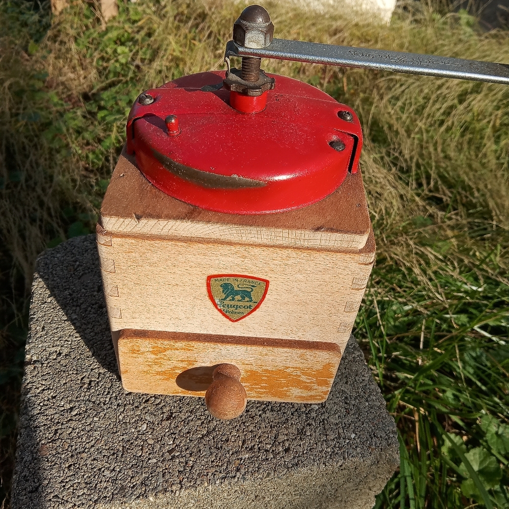 VTG Peugeot coffee grinder, red enamel & beechwood.